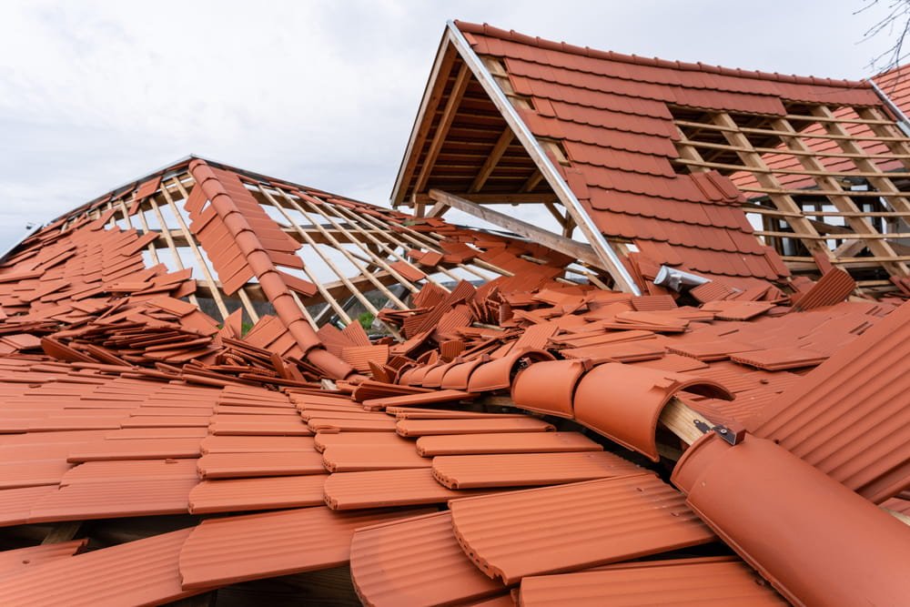 Techo de vivienda en Florida con tejas arrancadas por daños de viento durante una tormenta severa