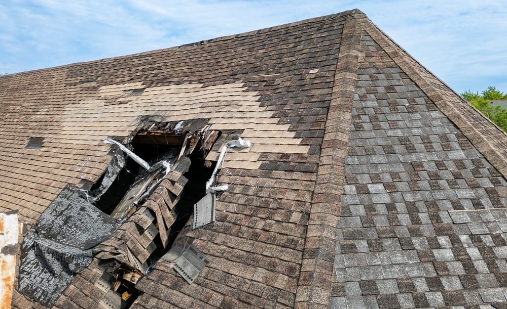 Daños severos en el techo de una vivienda en Florida causados por vientos fuertes y escombros durante un huracán
