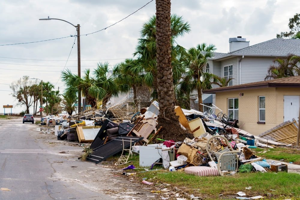 Escombros y daños a propiedades residenciales en Florida después del paso de un huracán