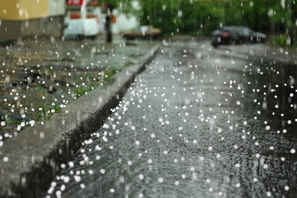 Granizo cayendo durante una tormenta severa en Florida que puede causar daños a techos y vehículos