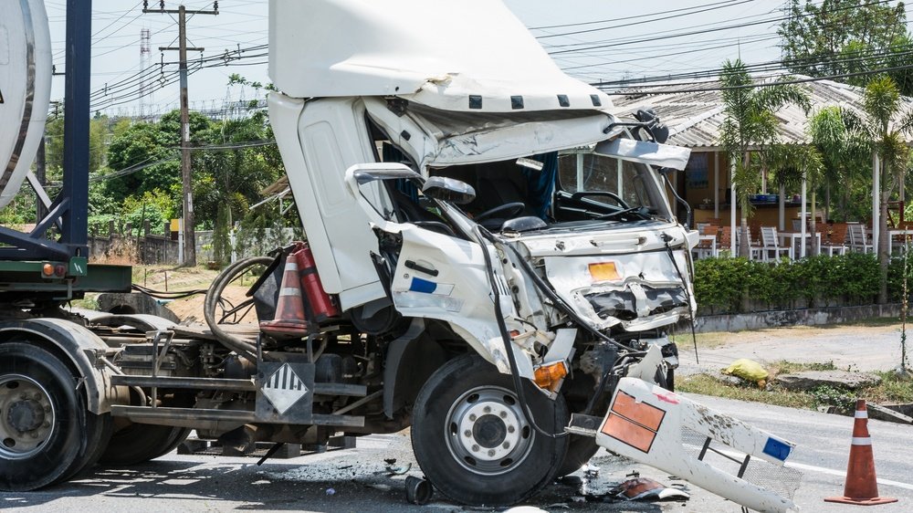Camión dañado que ilustra responsabilidad compartida de empresa de transporte en choque en Florida
